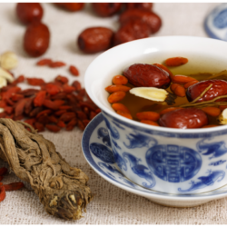 racine d'astragale avec une infusion faite dans une tasse en porcelaine chinoise