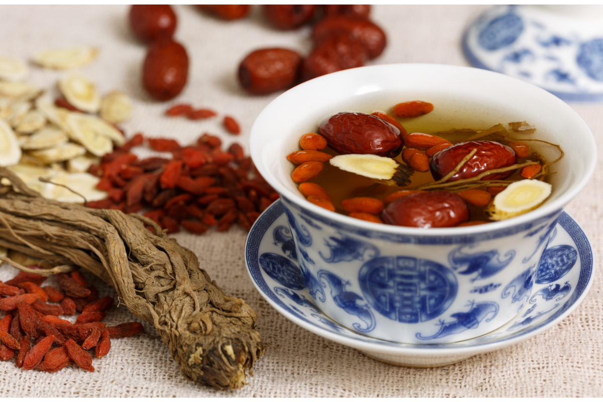 racine d'astragale avec une infusion faite dans une tasse en porcelaine chinoise