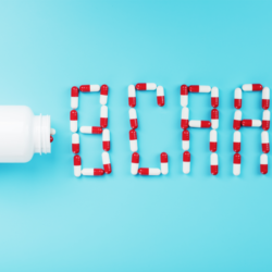 L'image représente un flacon de BCAA acheté en pharmacie qui se renverse. Les gélules rouge et blanche forment le mot BCAA sur un fond bleu.