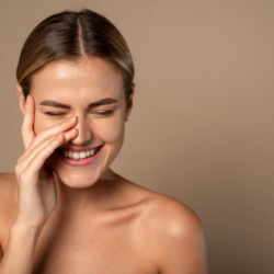 L'image représente une femme avec une peau rayonnante grâce à l'utilisation des produits La Rosée Cosmétiques.