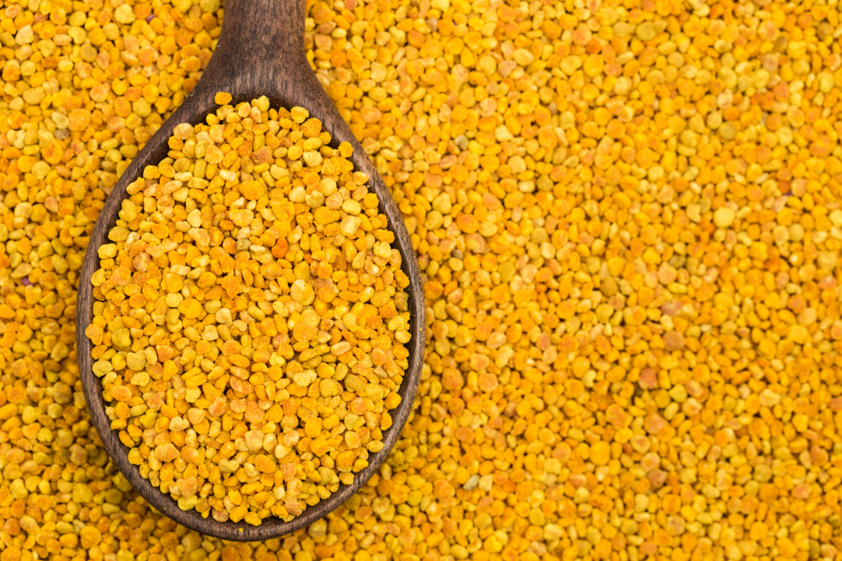 L'image représente une cuillère pleine de pollen.