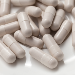 L'image représente des gélules qui se déversent sur un fond blanc.