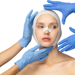 Une jeune femme portant un bandage médical autour de la tête et un sparadrap sur le nez est entourée de mains gantées en bleu, qui semblent évaluer l'état de la convalescence post-opératoire. Cette image symbolise l'importance des soins post-chirurgicaux et pourrait être utilisée pour illustrer l'efficacité de l'homéopathie dans le processus de guérison et de rétablissement après une opération.