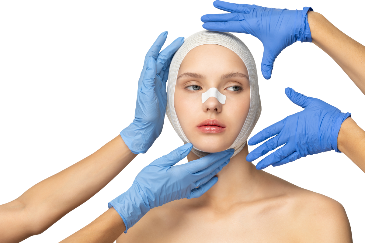 Une jeune femme portant un bandage médical autour de la tête et un sparadrap sur le nez est entourée de mains gantées en bleu, qui semblent évaluer l'état de la convalescence post-opératoire. Cette image symbolise l'importance des soins post-chirurgicaux et pourrait être utilisée pour illustrer l'efficacité de l'homéopathie dans le processus de guérison et de rétablissement après une opération.