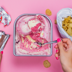 Femme mangeant de la glace, du chocolat et des chips – pulsions alimentaires liées au stress