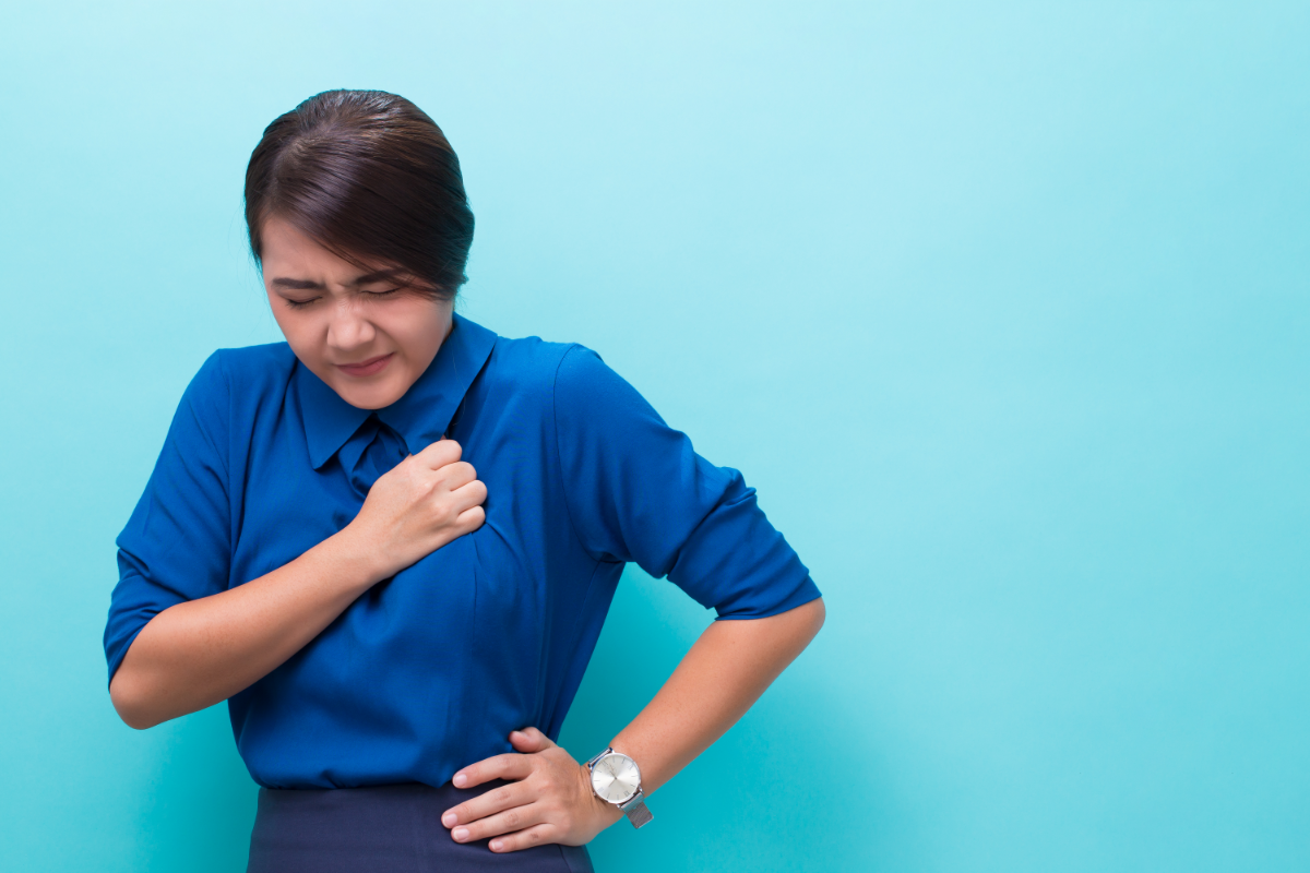 l'image représente une femme avec des douleurs au niveau de la poitrine, certainement atteinte de précordialgie