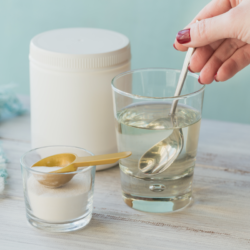 du collagène hydrolysé dans un verre d'eau. Le meilleur du collagène en pharmacie