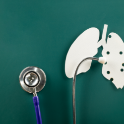 Sur un fond vert sapin, un stéthoscope qui écoute des poumons troués