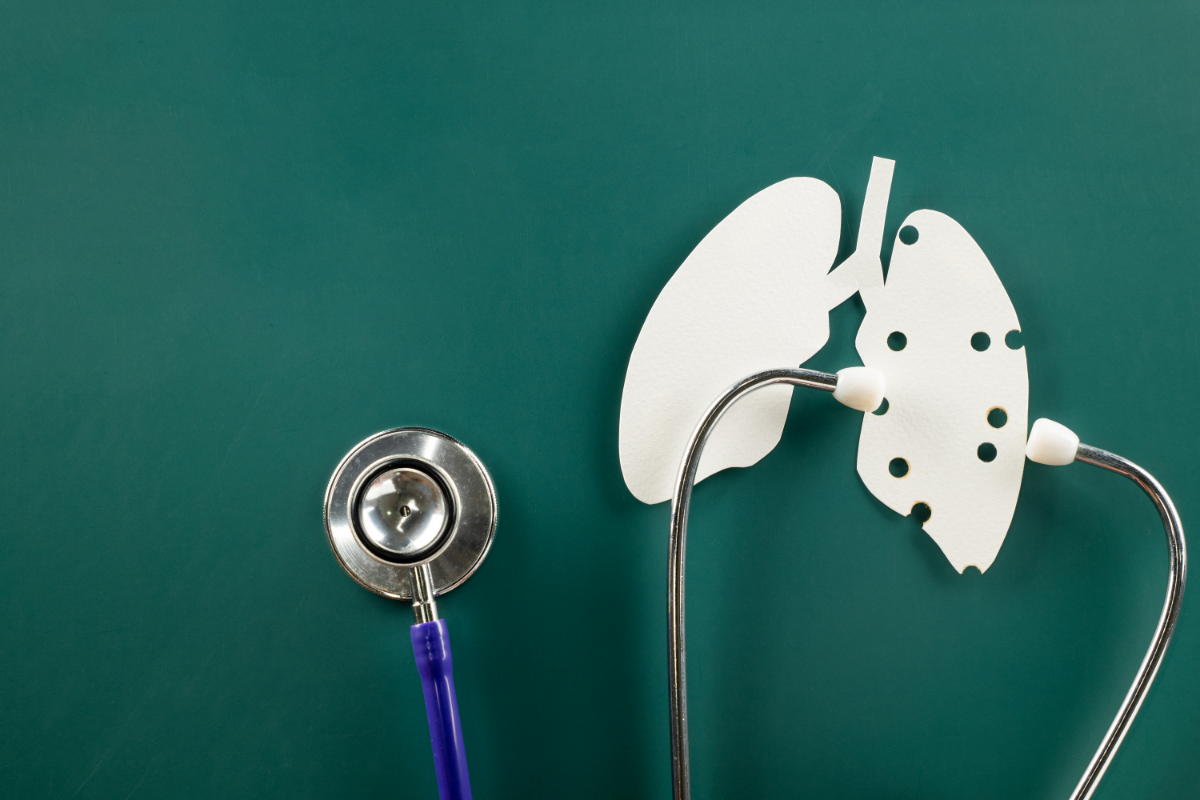 Sur un fond vert sapin, un stéthoscope qui écoute des poumons troués