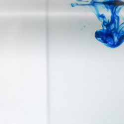 Illustration de la dispersion du bleu de méthylène dans un liquide. Cette image montre la diffusion du bleu de méthylène, un composé chimique avec un potentiel thérapeutique en tant que médicament anti-âge, présentant ses propriétés de coloration et sa capacité à interagir avec les environnements aqueux. Utilisé historiquement comme colorant et agent médicinal, le bleu de méthylène est actuellement étudié pour ses effets antioxydants et sa capacité à améliorer la santé mitochondriale, ce qui pourrait contribuer à ralentir le vieillissement cellulaire et améliorer la longévité.