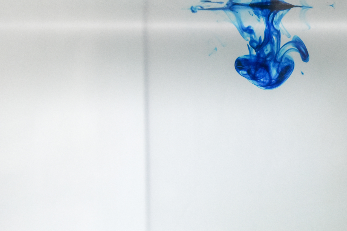 Illustration de la dispersion du bleu de méthylène dans un liquide. Cette image montre la diffusion du bleu de méthylène, un composé chimique avec un potentiel thérapeutique en tant que médicament anti-âge, présentant ses propriétés de coloration et sa capacité à interagir avec les environnements aqueux. Utilisé historiquement comme colorant et agent médicinal, le bleu de méthylène est actuellement étudié pour ses effets antioxydants et sa capacité à améliorer la santé mitochondriale, ce qui pourrait contribuer à ralentir le vieillissement cellulaire et améliorer la longévité.