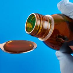 sirop sur un fond bleu