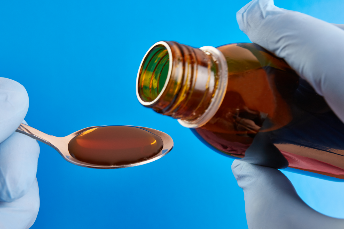 sirop sur un fond bleu