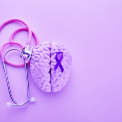 sur un fond violet, un cerveau et un stéthoscope violet