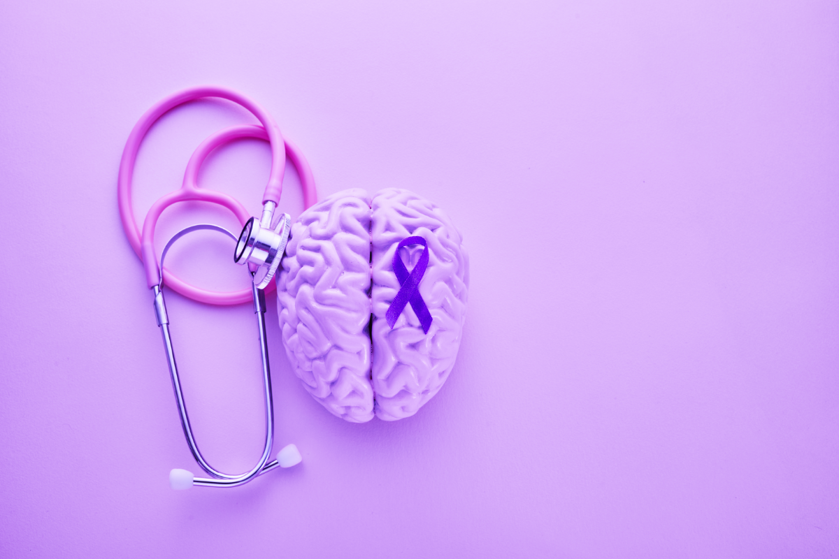 sur un fond violet, un cerveau et un stéthoscope violet
