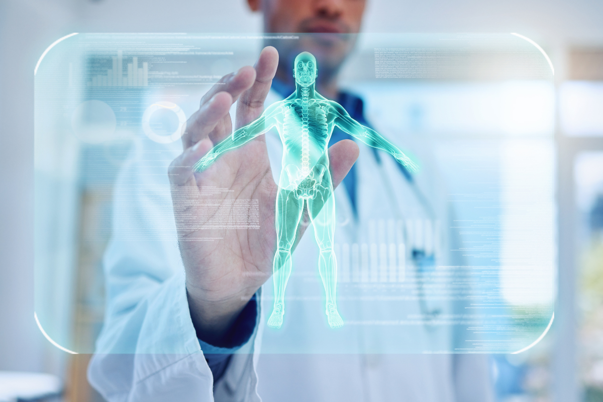 Un professionnel de santé interagit avec une interface holographique montrant une image anatomique humaine, symbolisant les technologies avancées utilisées dans la médecine ultra-personnalisée pour analyser et visualiser les données de santé en temps réel.