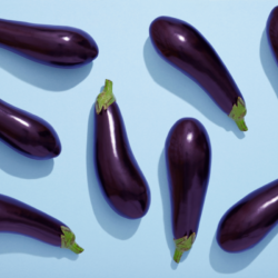 Aubergines disposées sur une surface bleue, illustrant le sujet des troubles érectiles traités par le gel stimulant érectile Eroxon®. Cette image est utilisée pour symboliser l'importance de solutions rapides et efficaces comme Eroxon® Stimgel*, qui aide à obtenir une érection en 10 minutes grâce à une application simple et locale.