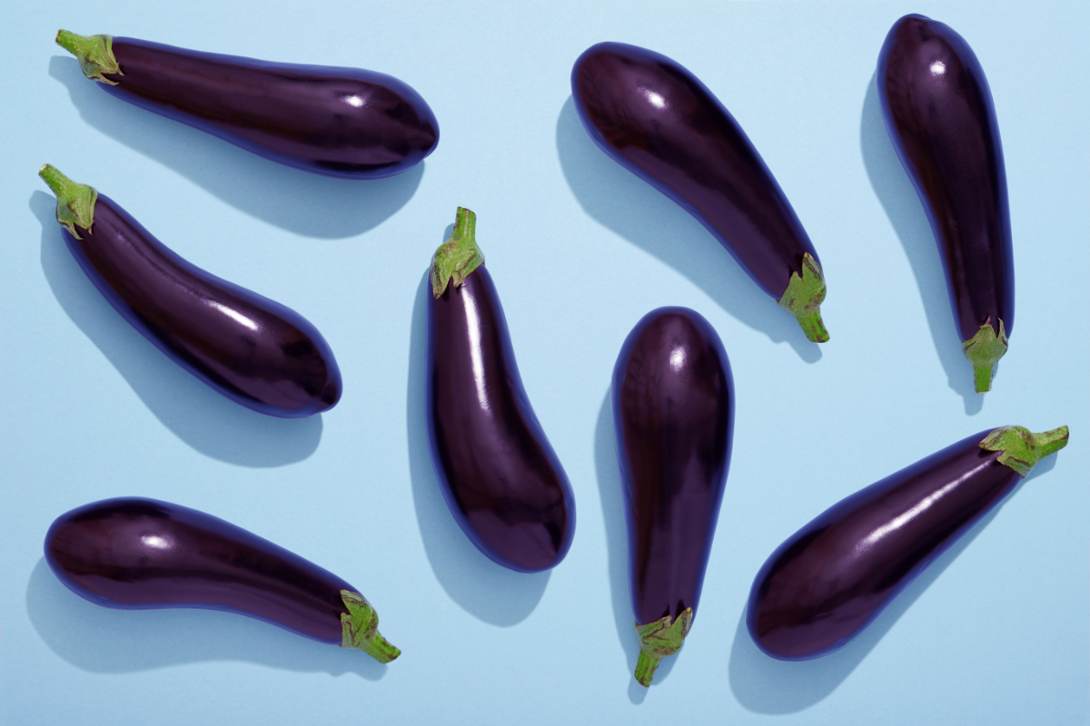 Aubergines disposées sur une surface bleue, illustrant le sujet des troubles érectiles traités par le gel stimulant érectile Eroxon®. Cette image est utilisée pour symboliser l'importance de solutions rapides et efficaces comme Eroxon® Stimgel*, qui aide à obtenir une érection en 10 minutes grâce à une application simple et locale.