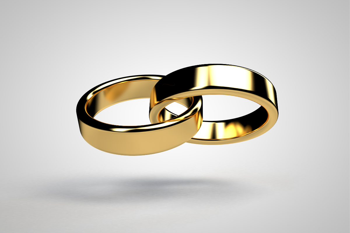 Deux bagues Oura dorées flottant dans l'air, illustrant la technologie de pointe et le design élégant de ce dispositif de suivi de la santé et du sommeil. La bague Oura est équipée de capteurs avancés pour surveiller les cycles de sommeil, l'activité physique et les signes vitaux, offrant des recommandations personnalisées pour améliorer le bien-être général.