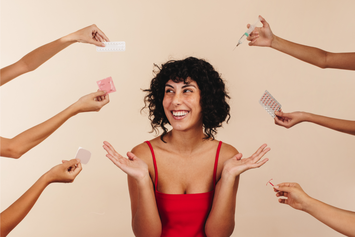 Une femme souriante en robe rouge entourée de différentes formes de traitement hormonal de la ménopause (THM), y compris des pilules, des injections, des patchs et des dispositifs intra-utérins (DIU).