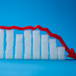 Graphique illustrant la diminution des niveaux de glucose sanguin après la consommation de vinaigre de cidre, représentée par une flèche rouge descendant au-dessus de cubes de sucre.