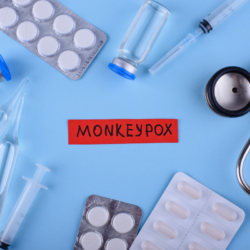 L'image représente des médicaments , seringues et traitements pour faire face à l'épidémie de Monkeypox