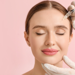 Femme recevant une injection de Botox sur le front, illustrant les méthodes traditionnelles de réduction des rides par paralysie musculaire. Découvrez dans cet article des alternatives non-invasives et naturelles au Botox, comme les peptides et extraits de plantes, qui offrent des résultats similaires sans injections.
