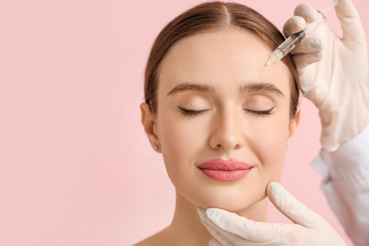 Femme recevant une injection de Botox sur le front, illustrant les méthodes traditionnelles de réduction des rides par paralysie musculaire. Découvrez dans cet article des alternatives non-invasives et naturelles au Botox, comme les peptides et extraits de plantes, qui offrent des résultats similaires sans injections.