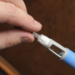 Injection de Wegovy (sémaglutide) pour la perte de poids et la réduction des risques cardiovasculaires chez les patients obèses ou en surpoids. Stylo prérempli utilisé dans le cadre du traitement Wegovy, prescrit par des spécialistes en endocrinologie, diabétologie ou nutrition. Ce médicament permet une gestion efficace du poids et améliore les paramètres de santé cardiovasculaire.