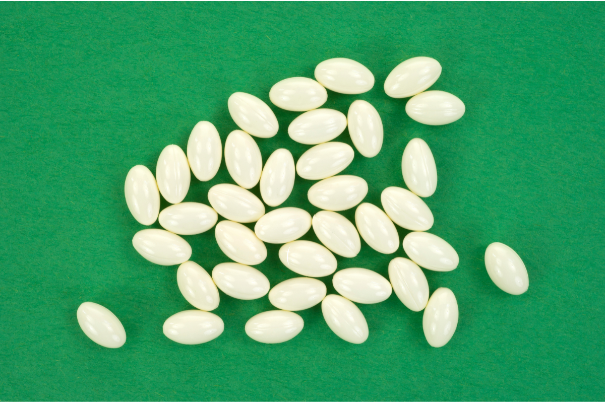 Capsules de biotine, un complément alimentaire populaire, souvent utilisé pour stimuler la pousse des cheveux et renforcer les ongles. La biotine est connue pour son rôle dans le métabolisme énergétique et ses bienfaits potentiels sur les cheveux fragiles.