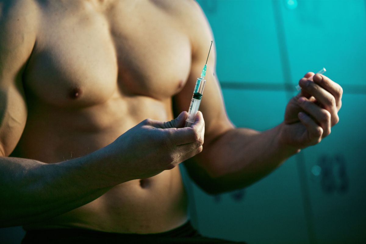 Un homme musclé tenant une seringue, illustrant les alternatives naturelles à la testostérone synthétique. Le Shilajit, riche en acides fulviques et en minéraux essentiels, est une solution naturelle efficace pour booster les niveaux de testostérone et améliorer la force musculaire, l'énergie, et la santé reproductive sans effets secondaires.