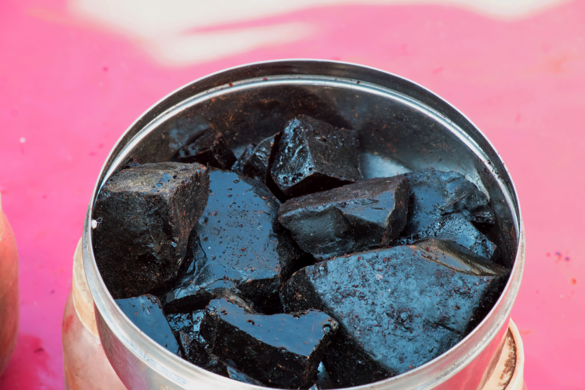 Photo de Shilajit brut dans un récipient métallique, mettant en évidence la texture noire et visqueuse de la substance. Le Shilajit est un complément naturel prisé en médecine traditionnelle, mais il peut contenir des métaux lourds comme le plomb, l’arsenic et le mercure s'il n'est pas purifié. Il est crucial de consommer du Shilajit purifié et testé par des tiers pour éviter les effets secondaires liés à la contamination.