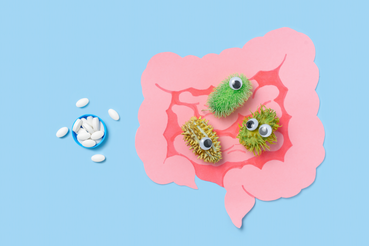 Illustration schématique du microbiote intestinal et de l'axe intestin œil, représenté par des bactéries dans un intestin stylisé. L'image met en avant l'importance des micro-organismes bénéfiques, tels que les Firmicutes et Bacteroidetes, dans le maintien de l'équilibre intestinal. À côté, des capsules symbolisent les probiotiques et prébiotiques, essentiels pour rééquilibrer le microbiote et prévenir des maladies liées à la dysbiose intestinale, notamment celles affectant l'axe intestin-œil. Cette interaction est cruciale pour la santé oculaire, en particulier contre des pathologies comme la sécheresse oculaire, la rétinopathie diabétique et la dégénérescence maculaire liée à l’âge (DMLA).