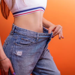 Femme montrant une perte de poids significative grâce au complément naturel Morosil.