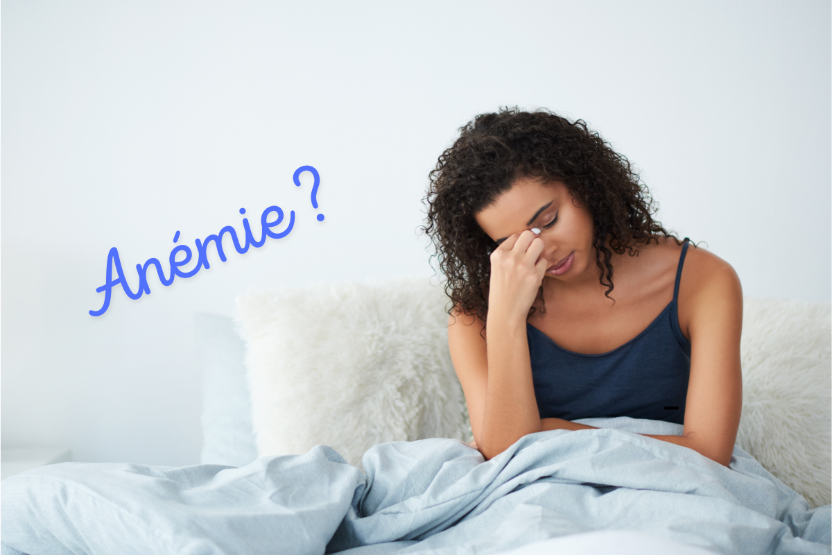 Femme jeune fatiguée au réveil tenant sa tête, possible symptôme d’anémie due à un manque de fer