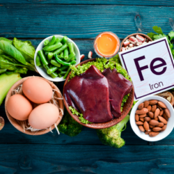 Représentation d’aliments riches en fer : foie, œufs, légumes verts, légumineuses, fruits secs et oléagineux – essentiels dans la prévention de l’anémie ferriprive