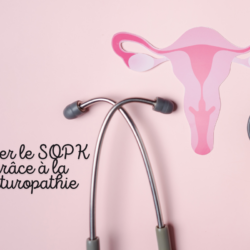 Illustration du SOPK avec stéthoscope et utérus, accompagnée du texte "Gérer le SOPK grâce à la naturopathie" sur fond rose.