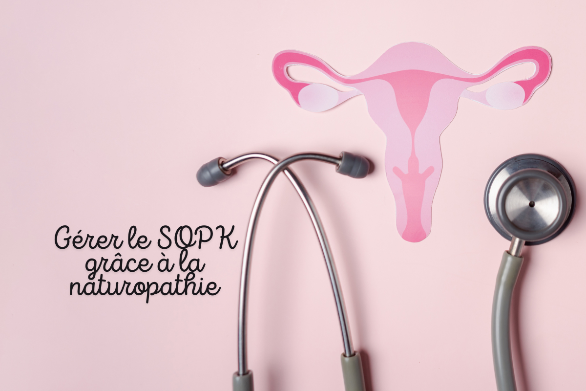 Illustration du SOPK avec stéthoscope et utérus, accompagnée du texte "Gérer le SOPK grâce à la naturopathie" sur fond rose.