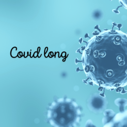 Illustration 3D du virus SARS-CoV-2 sur fond bleu, représentant le Covid long, thème central de l'article sur les bienfaits des antioxydants et de la vitamine D pour atténuer les symptômes persistants.