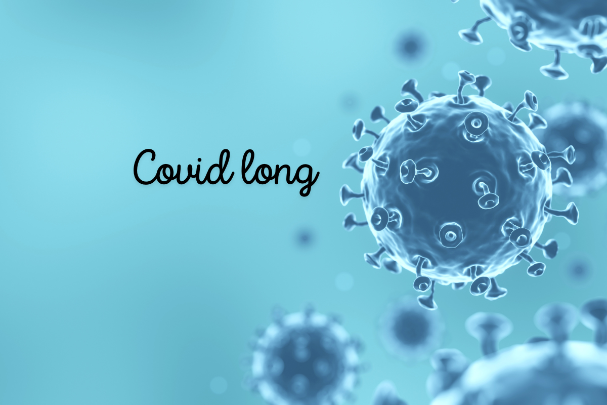 Illustration 3D du virus SARS-CoV-2 sur fond bleu, représentant le Covid long, thème central de l'article sur les bienfaits des antioxydants et de la vitamine D pour atténuer les symptômes persistants.