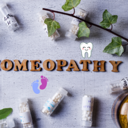 Flacons de granules d’homéopathie entourés de plantes médicinales, symboles de dentition et de bébé, illustrant les solutions naturelles pour soulager les poussées dentaires infantiles.