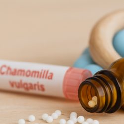 Granules homéopathiques Chamomilla et Calcarea pour soulager les douleurs dentaires chez le bébé